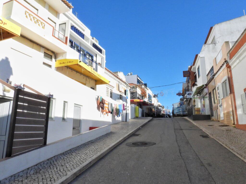 Alvor straat met bars