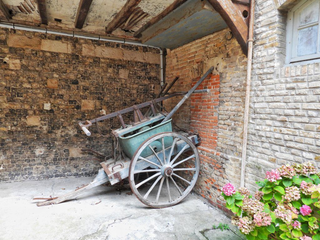 Oude brandweerkar op chateau