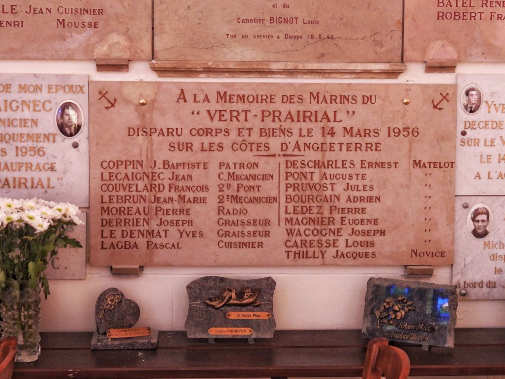 Bonsecours - Plaquette met namen van op zee gebleven vissers