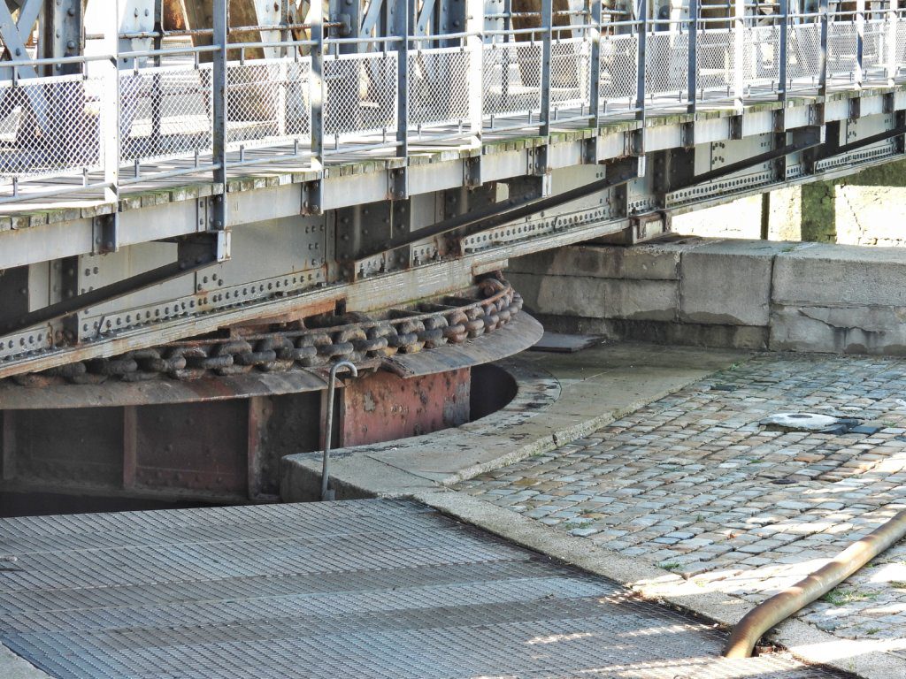 Pont Colbert draait om as door ketting