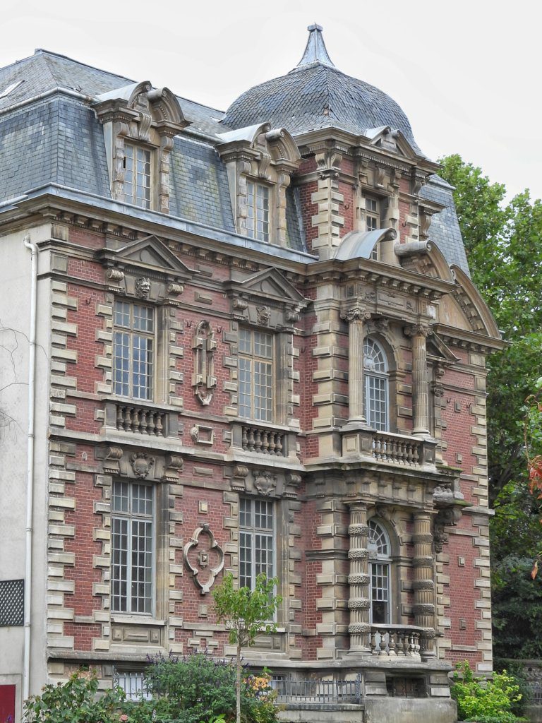 Gebouw tegenover Palais