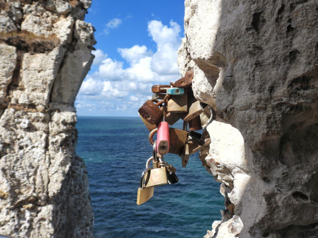 Liefesslotjes aan de railing