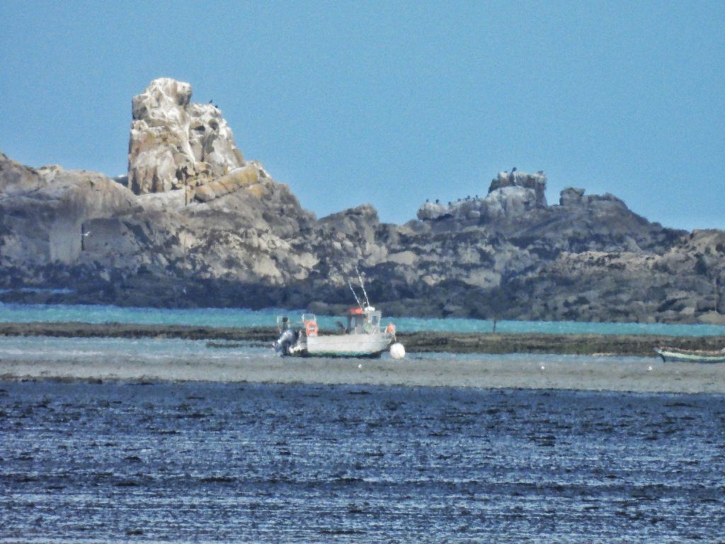 De baai is omgeven met woeste rotsen