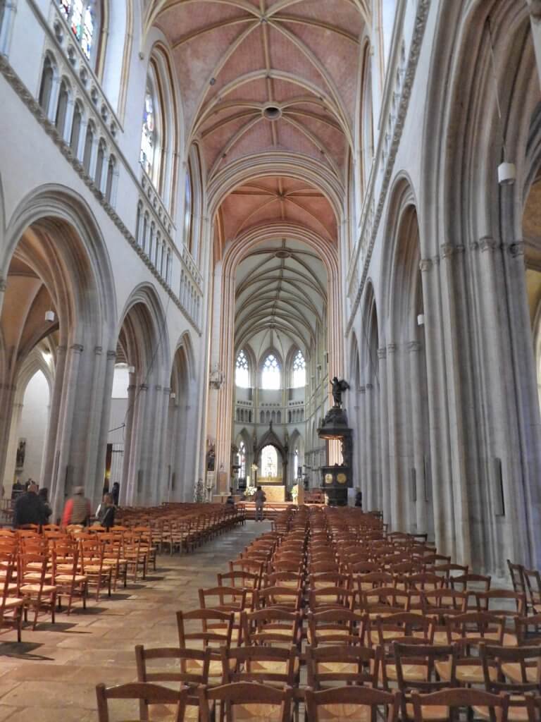 De kerk loopt niet recht, maar heft een knik