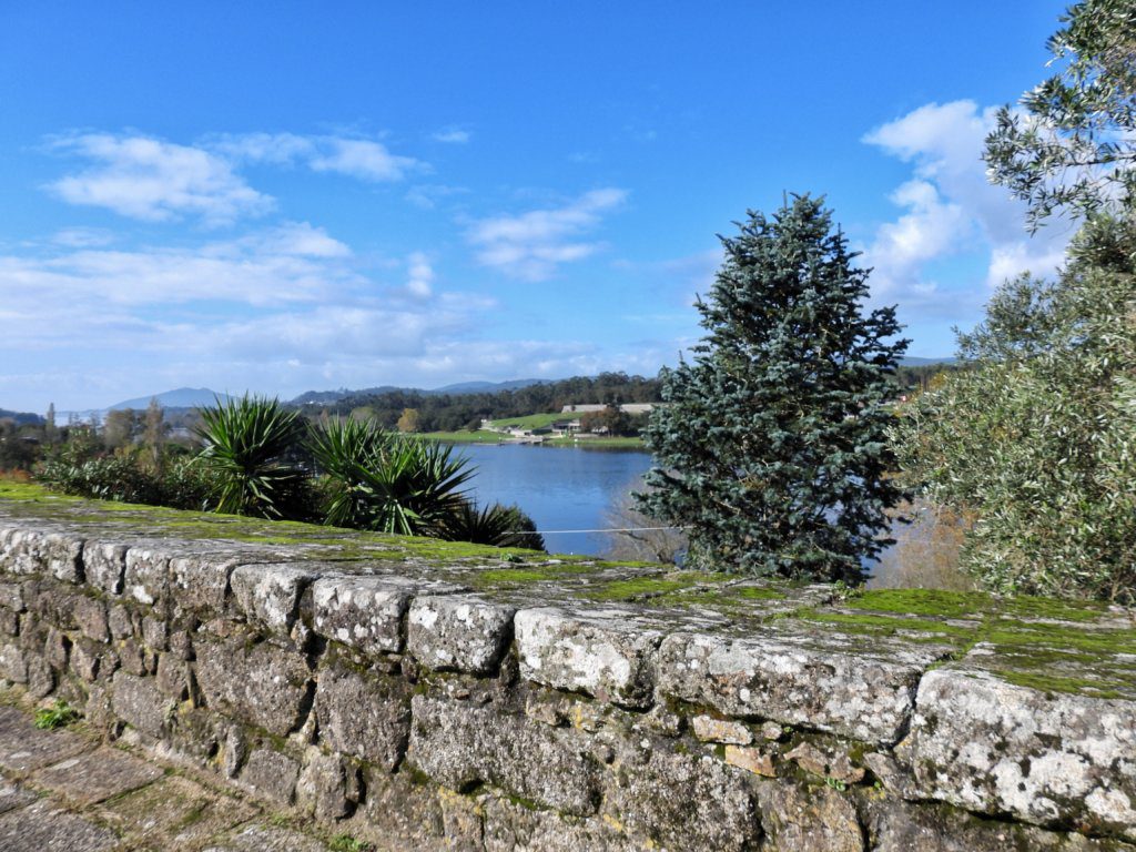 Kasteelmuur met uitzicht op de Minho