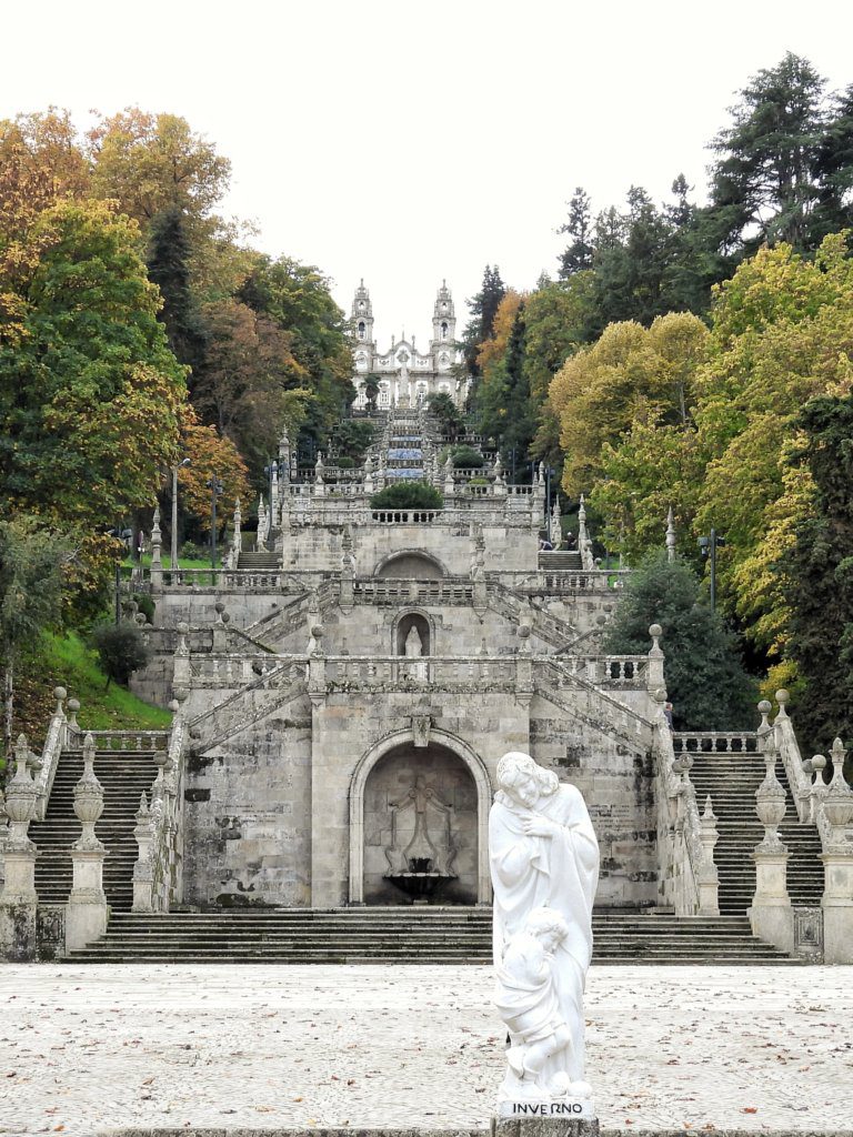 Escadas da Nossa Sra. dos Remédios, met beeld 'Inverno'