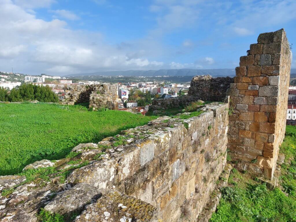 Kasteelruine met uitzicht op stad