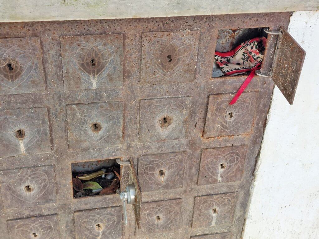 Lockers in de muur