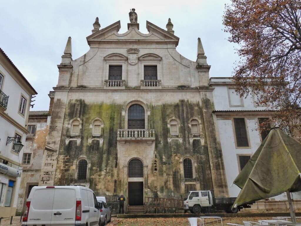 Zijgevel klooster vanaf het Praça Dom Afonso Henrique