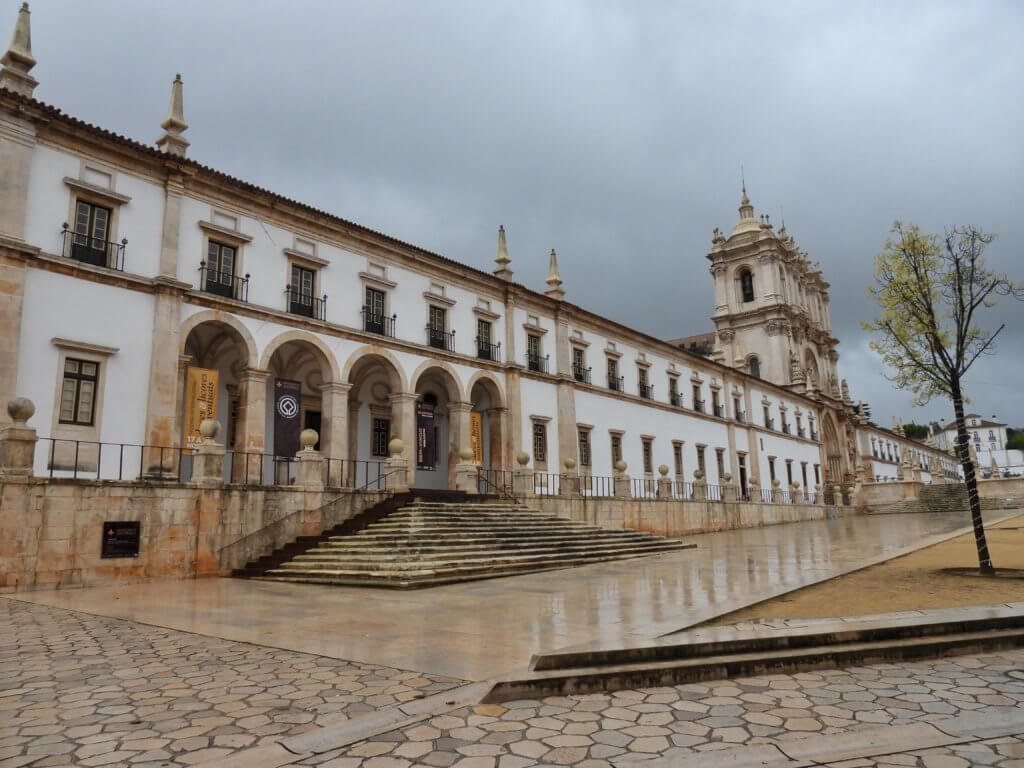 Het klooster van Alcobaça aan de Praça 25 de Abril