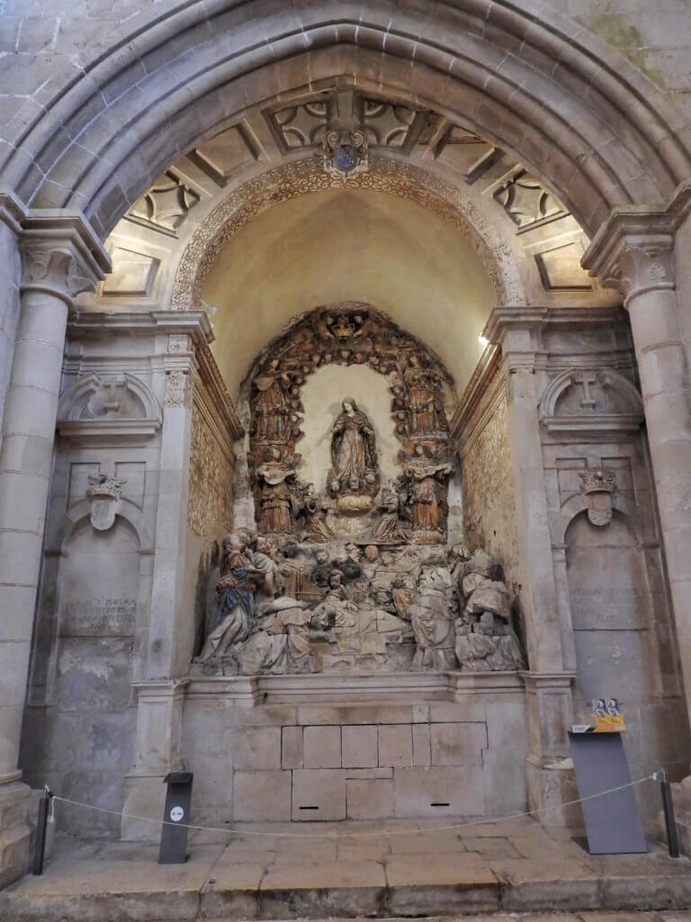Een beeld dat de Moeder van God voorstelt, onderdeel van een altaarstuk dat in de 16e-18e eeuw in het koor werd gebouwd maar in 1930 werd verwijderd. De cisterciënzer monniken toonden hun vertrouwen in Haar door het lied "Heil aan de Koningin" (Salve Regina) in de avond.