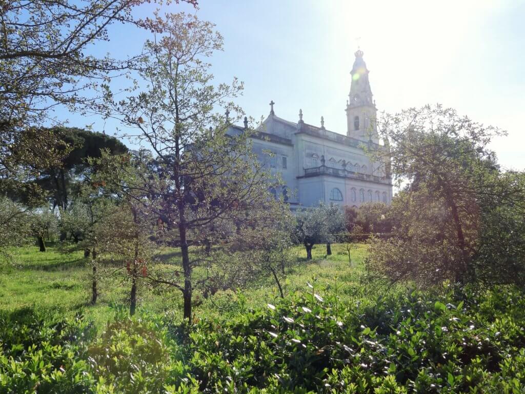 Tuin tussen P-plaats en kerk