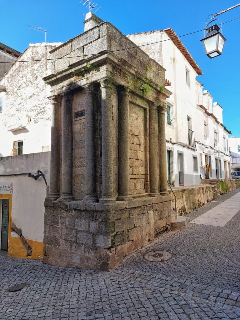 Évora - Romeinse poort