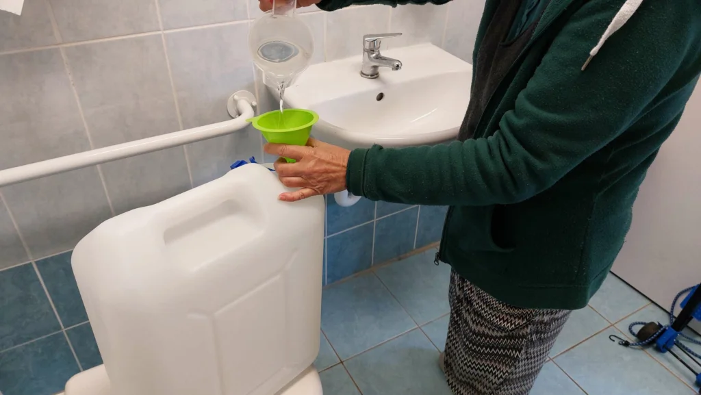 Water tappen met een halve liter maatbekertje en dat in totaal 140 x.